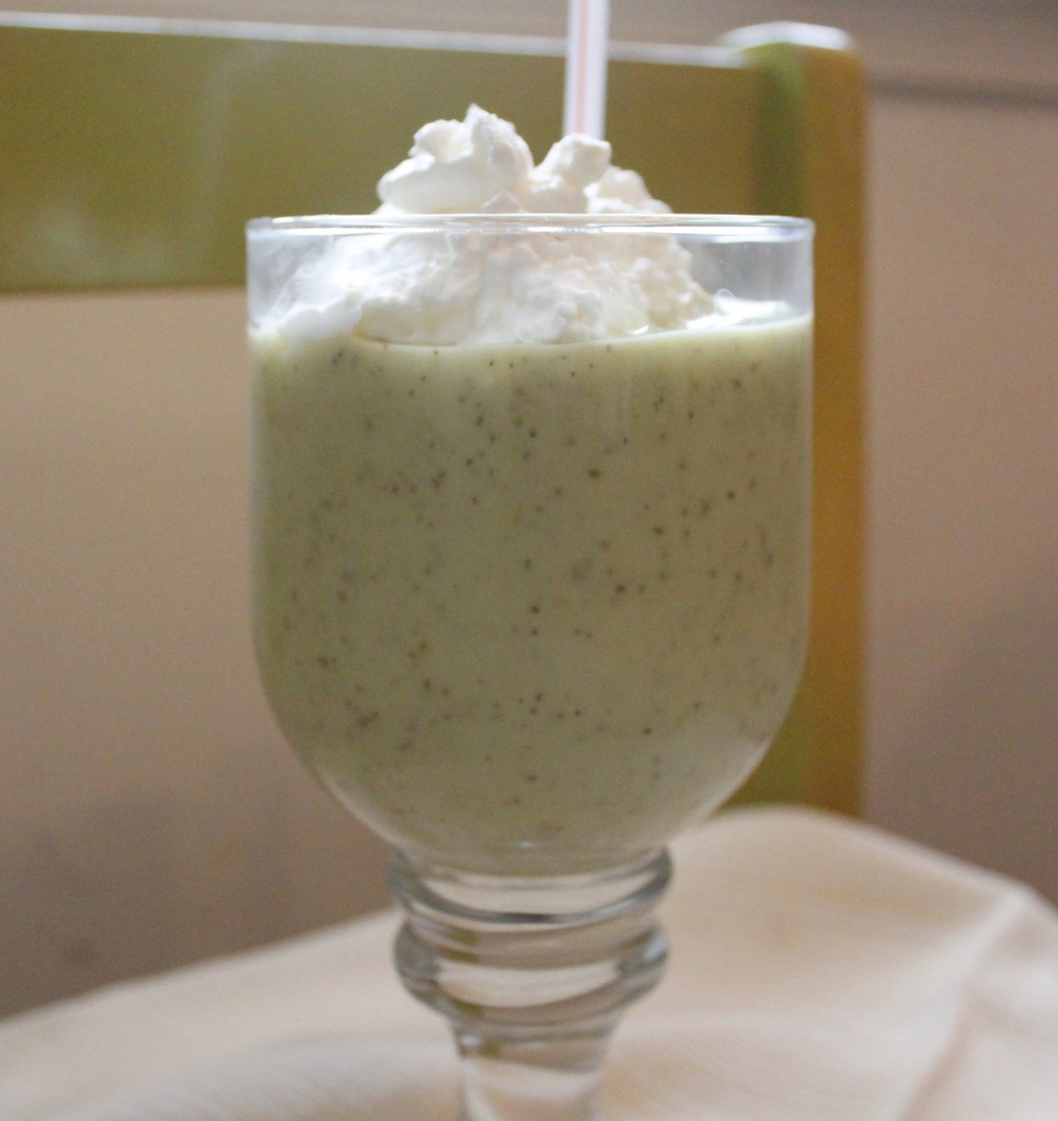 Healthy Copycat Shamrock Shake #freshmint #avocado #smoothie