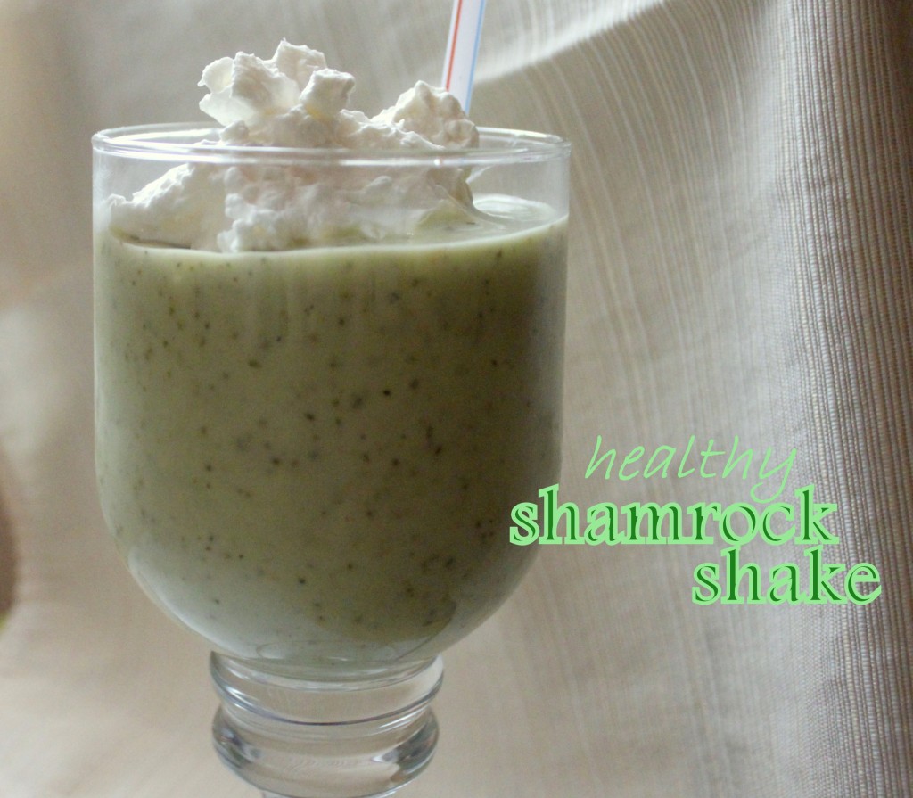 Healthy Copycat Shamrock Shake #freshmint #avocado #smoothie